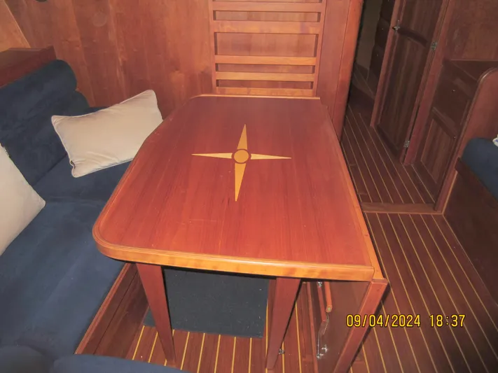 Chessea Horse Yacht Photos Pics Dining table