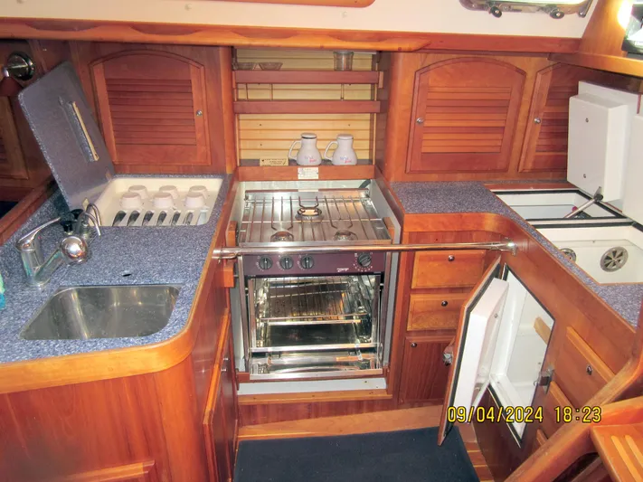 Chessea Horse Yacht Photos Pics Galley