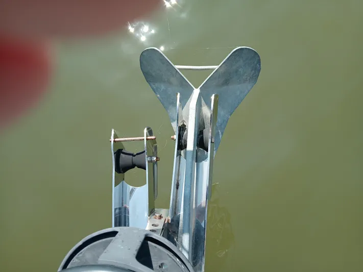 Chessea Horse Yacht Photos Pics Anchor roller