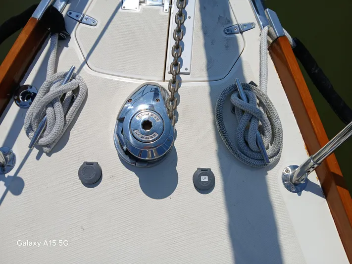 Chessea Horse Yacht Photos Pics Anchor windlass
