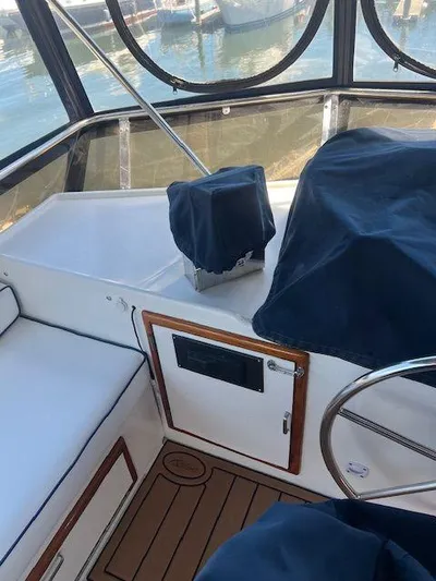 Ronda-vous Yacht Photos Pics 1990 Jefferson 42 Viscount Sundeck interior with covered controls and seating.