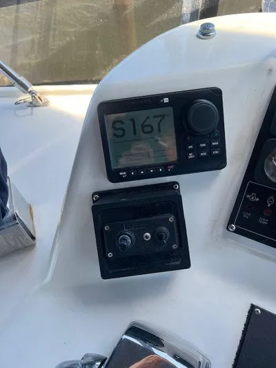 Ronda-vous Yacht Photos Pics Control panel of a 1990 Jefferson 42 Viscount Sundeck boat with navigation equipment.