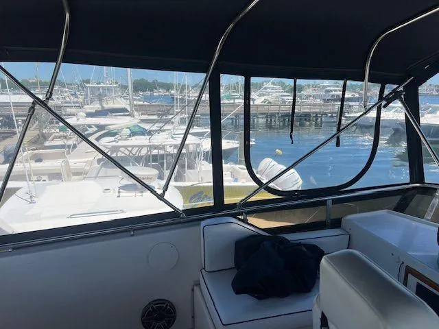 Ronda-vous Yacht Photos Pics Interior view of 1990 Jefferson 42 Viscount Sundeck yacht at marina.