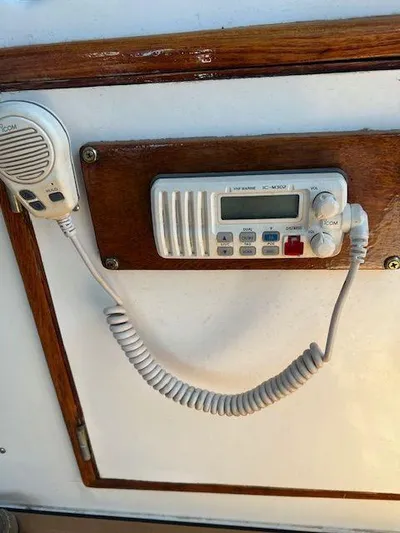 Ronda-vous Yacht Photos Pics 1990 Jefferson 42 Viscount Sundeck marine radio and speaker on wooden panel.