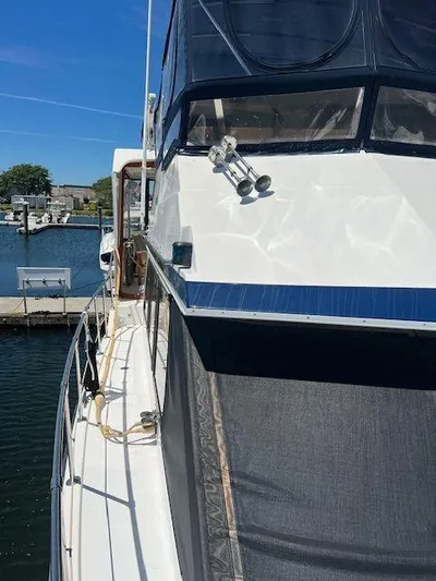 Ronda-vous Yacht Photos Pics 1990 Jefferson 42 Viscount Sundeck yacht docked at marina, sunny day.