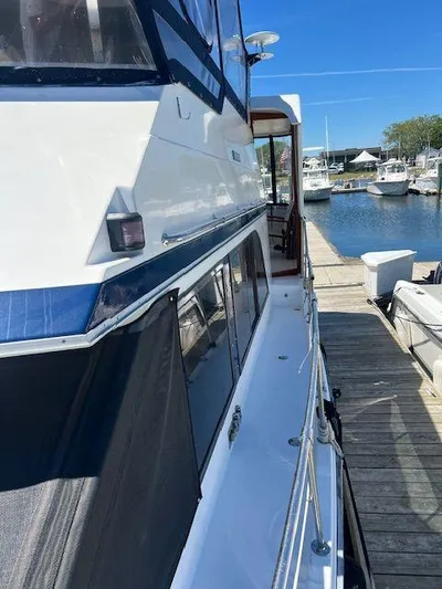 Ronda-vous Yacht Photos Pics 1990 Jefferson 42 Viscount Sundeck yacht docked at a marina, side view.