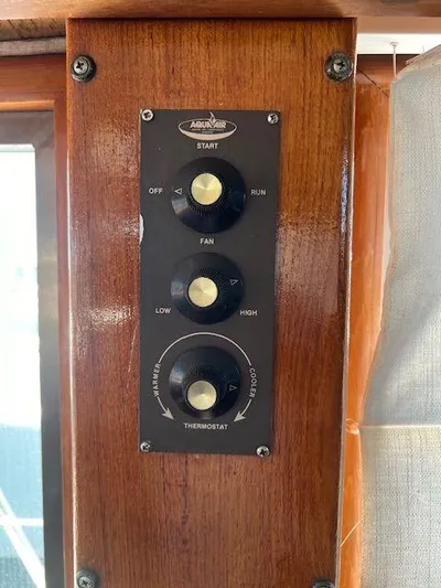 Ronda-vous Yacht Photos Pics Control panel on 1990 Jefferson 42 Viscount Sundeck boat with fan and thermostat settings.