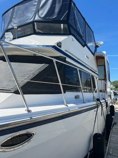 Ronda-vous Yacht Photos Pics 1990 Jefferson 42 Viscount Sundeck yacht docked, featuring sleek design and spacious upper deck.