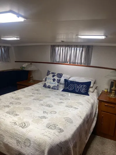 Ronda-vous Yacht Photos Pics 1990 Jefferson 42 Viscount Sundeck bedroom with cozy bedding and decorative pillows.
