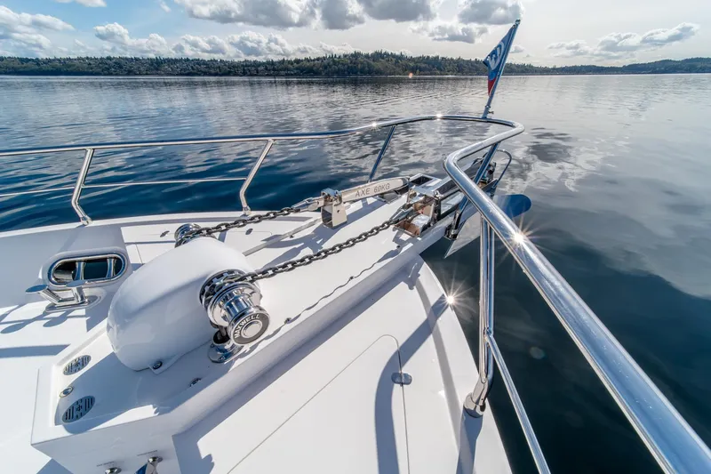 750 Skylounge Yacht Photos Pics Bow of 2022 Hampton Endurance 750 LRC yacht on calm water, featuring anchor chain.