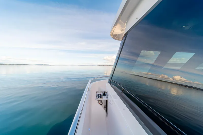 750 Skylounge Yacht Photos Pics 2022 Hampton Endurance 750 LRC yacht cruising on calm waters.