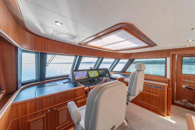 750 Skylounge Yacht Photos Pics Luxurious helm of 2022 Hampton Endurance 750 LRC yacht with panoramic windows.