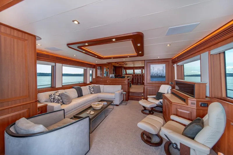 750 Skylounge Yacht Photos Pics Salon looking forward