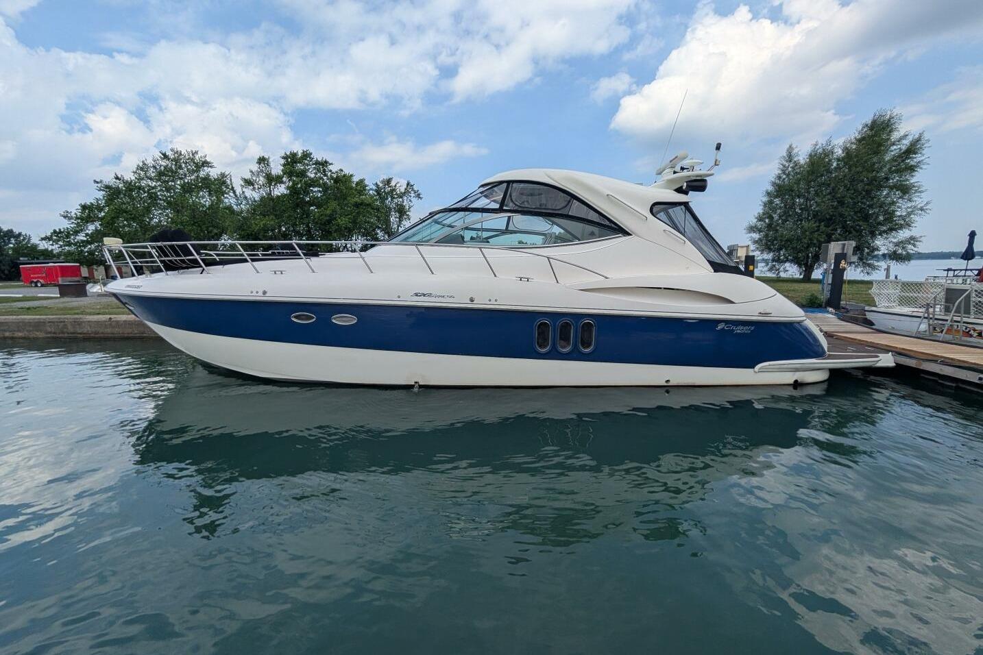 Cruisers Yachts 520 Express