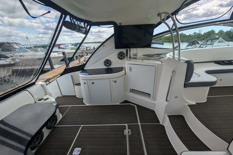  Yacht Photos Pics 2007 Cruisers Yachts 520 Express interior with sleek design and modern amenities.