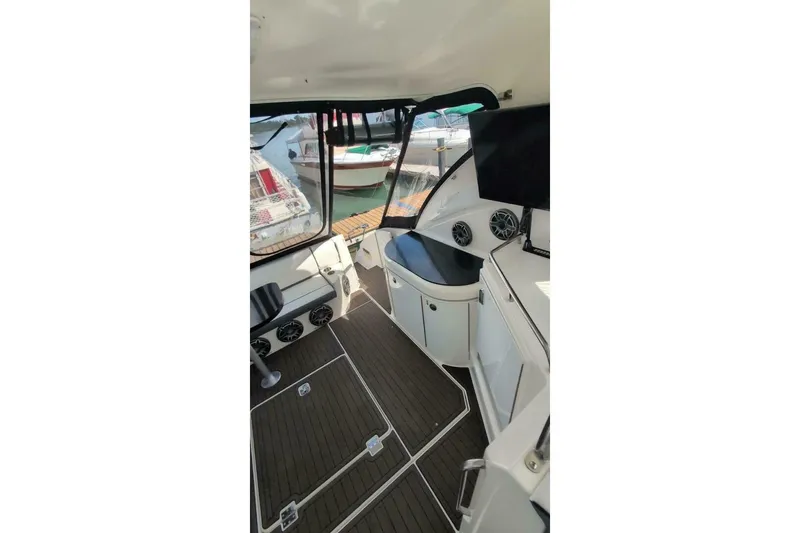  Yacht Photos Pics 2007 Cruisers Yachts 520 Express interior with sleek design and modern amenities.