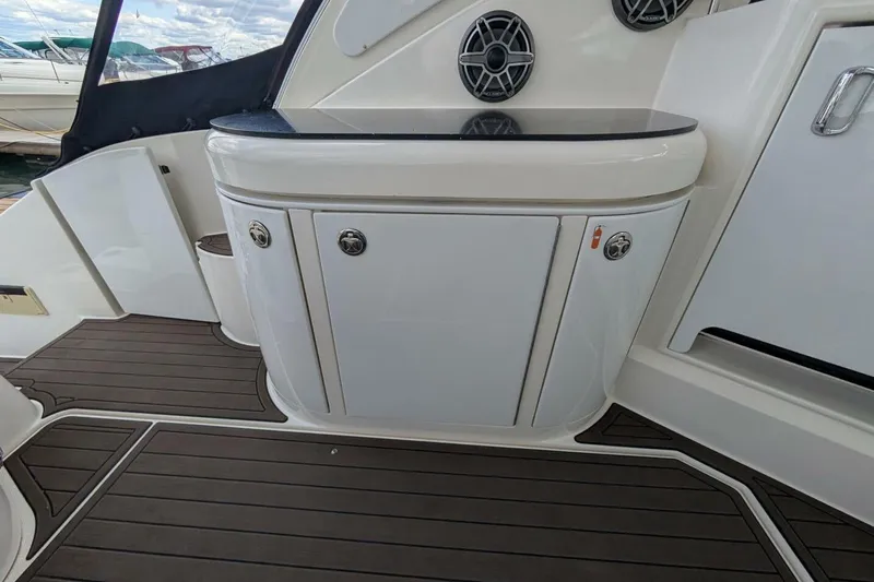  Yacht Photos Pics 2007 Cruisers Yachts 520 Express interior with sleek cabinetry and modern design.