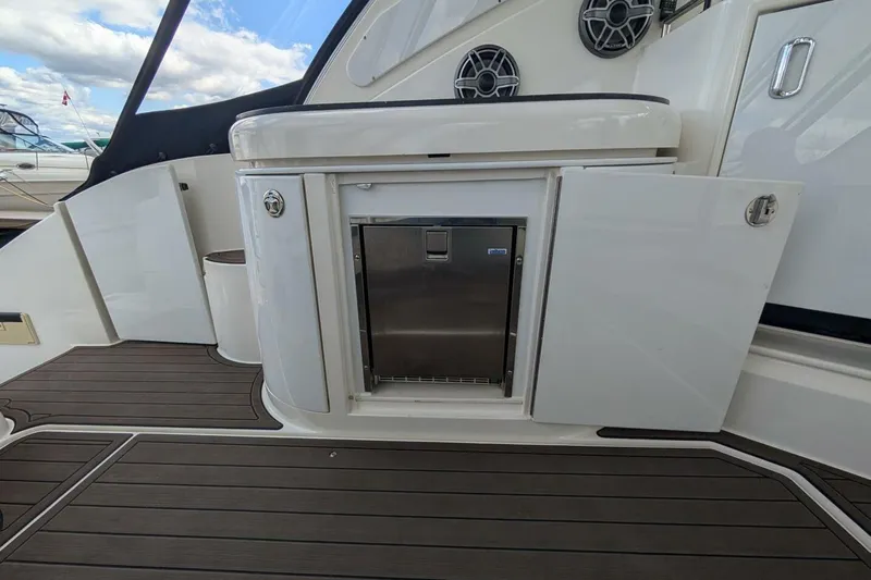  Yacht Photos Pics 2007 Cruisers Yachts 520 Express deck with storage and speakers, featuring sleek design.