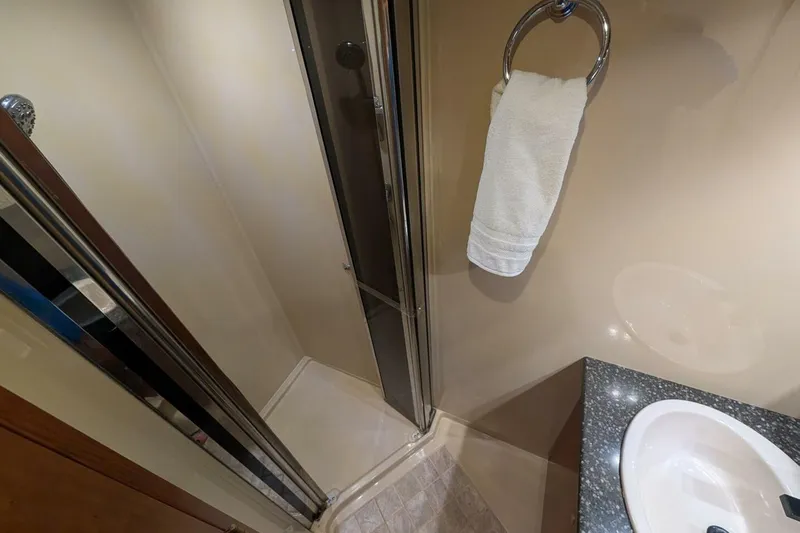  Yacht Photos Pics 2007 Cruisers Yachts 520 Express bathroom with shower and sink.