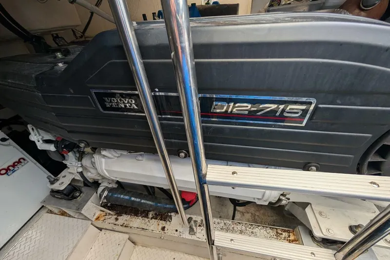  Yacht Photos Pics Volvo Penta D12-715 engine in 2007 Cruisers Yachts 520 Express.