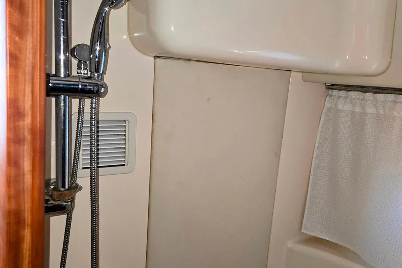  Yacht Photos Pics 2003 Silverton 392 Motor Yacht bathroom with showerhead and curtain.