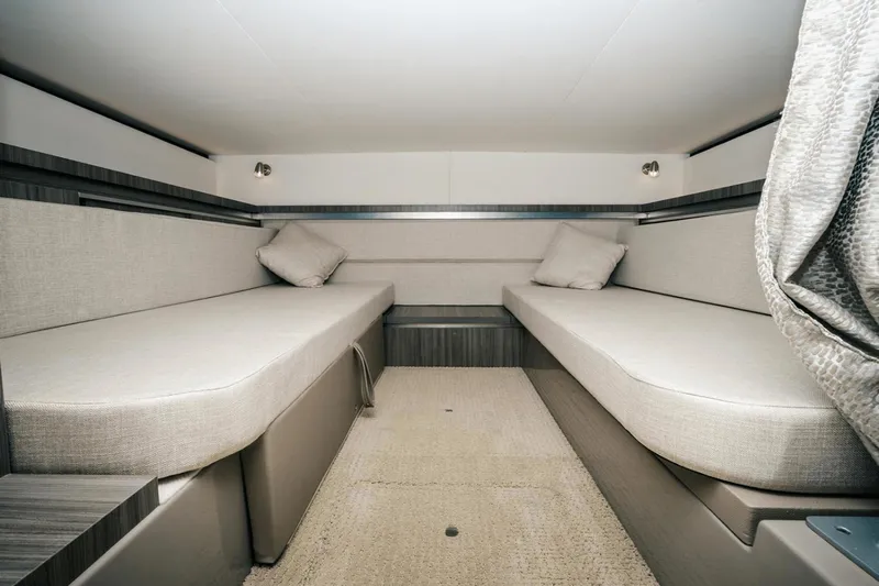 Sea Ray 320 Sundancer Yacht Photos Pics 