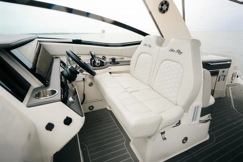 Sea Ray 320 Sundancer Yacht Photos Pics 