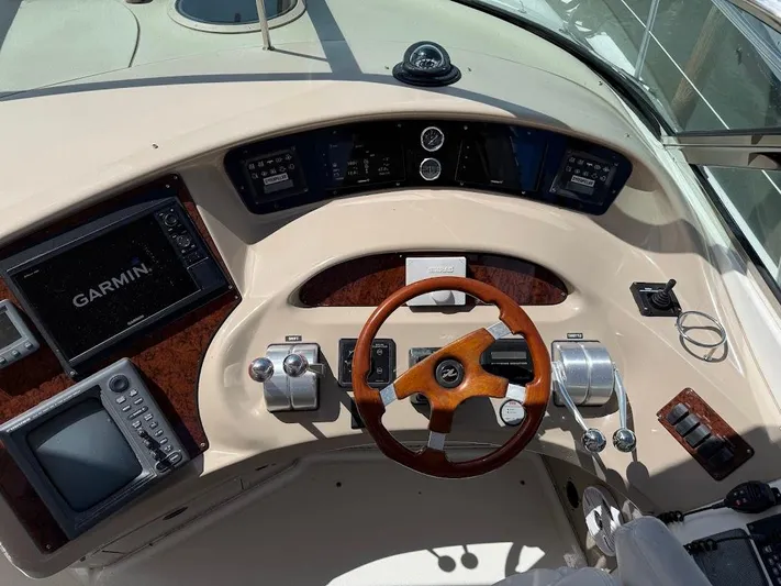  Yacht Photos Pics Cockpit of 2000 Sea Ray 510 Sundancer with Garmin navigation and wooden steering wheel.