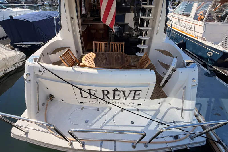 Le Reve Yacht Photos Pics 1999 Carver 530 Voyager Pilothouse yacht with outdoor seating, docked at marina.