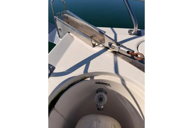 Le Reve Yacht Photos Pics Anchor chain and deck details of 1999 Carver 530 Voyager Pilothouse boat.