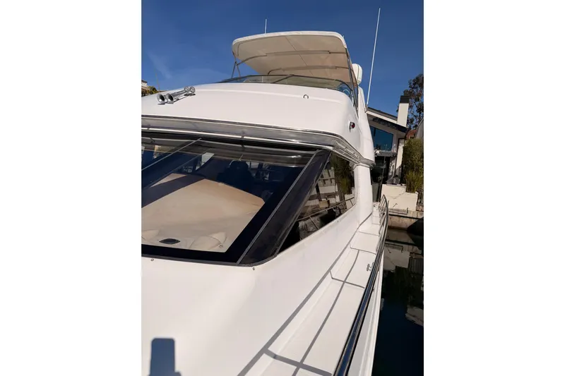 Le Reve Yacht Photos Pics 1999 Carver 530 Voyager Pilothouse yacht docked under clear blue sky.