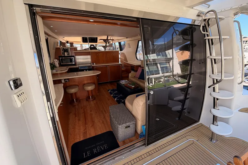 Le Reve Yacht Photos Pics Interior view of 1999 Carver 530 Voyager Pilothouse yacht, featuring luxurious seating and modern amenities.