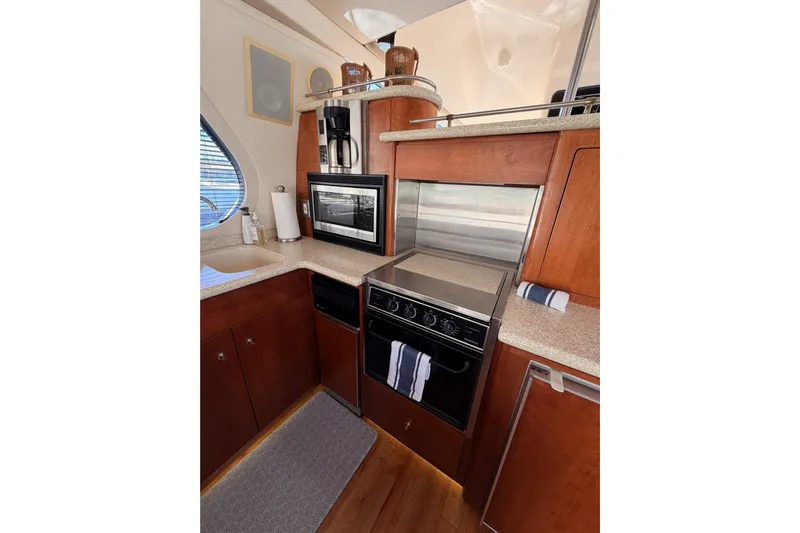 Le Reve Yacht Photos Pics 1999 Carver 530 Voyager Pilothouse kitchen with wood cabinetry and modern appliances.