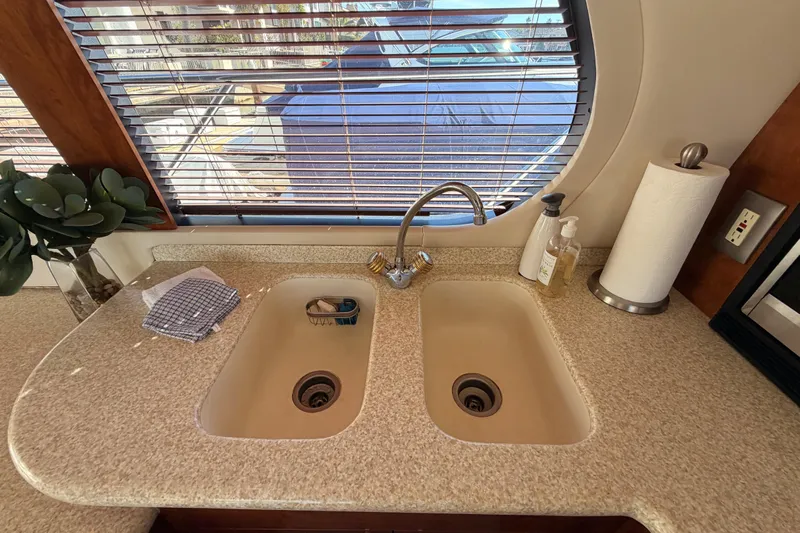 Le Reve Yacht Photos Pics Kitchen sink area in 1999 Carver 530 Voyager Pilothouse with window view.