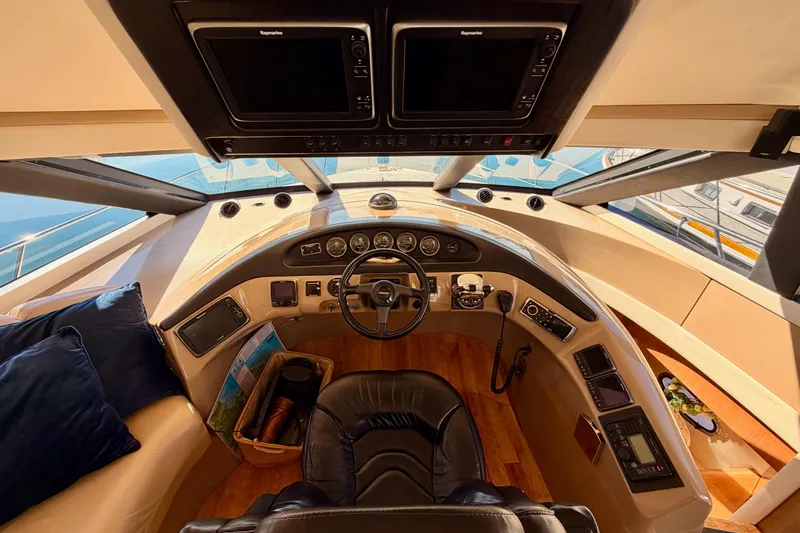 Le Reve Yacht Photos Pics 1999 Carver 530 Voyager Pilothouse helm with modern navigation equipment and luxurious seating.