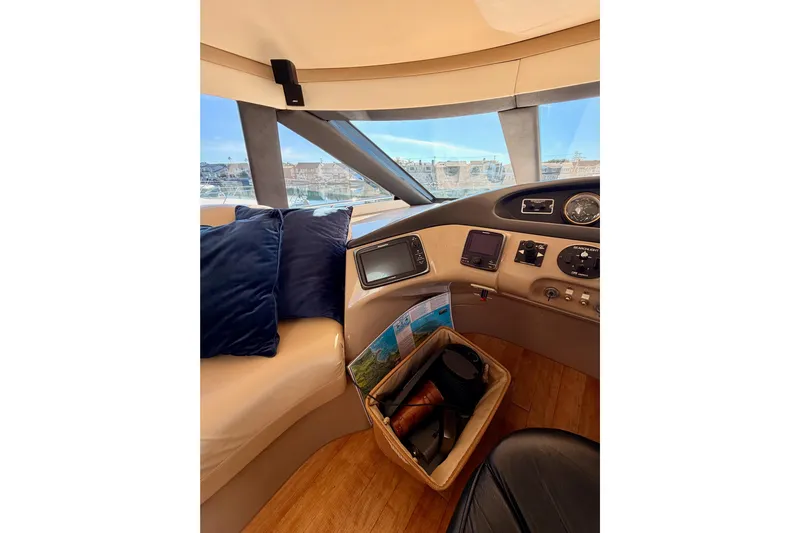 Le Reve Yacht Photos Pics Interior view of 1999 Carver 530 Voyager Pilothouse with navigation equipment and seating.