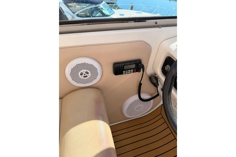 Le Reve Yacht Photos Pics 1999 Carver 530 Voyager Pilothouse interior with radio and speakers.