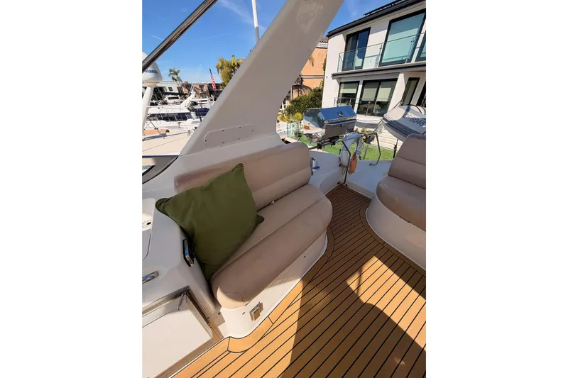 Le Reve Yacht Photos Pics 1999 Carver 530 Voyager Pilothouse deck with cushioned seating and green pillow.