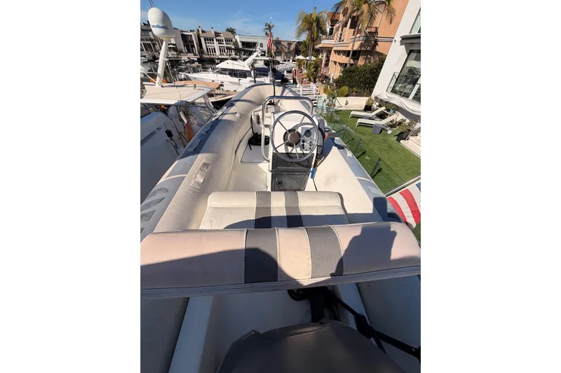 Le Reve Yacht Photos Pics 1999 Carver 530 Voyager Pilothouse boat interior with steering wheel and seating area.