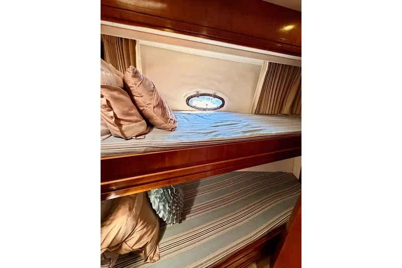 Le Reve Yacht Photos Pics 1999 Carver 530 Voyager Pilothouse interior with cozy bunk beds and porthole window.