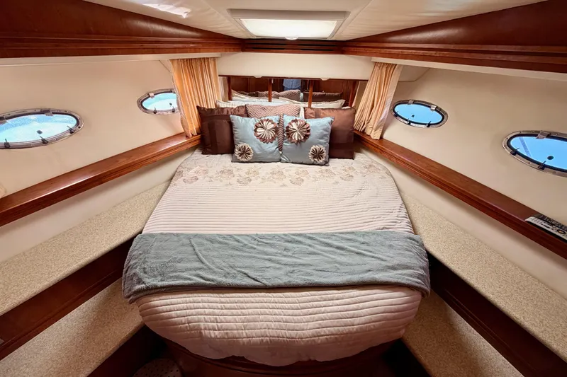 Le Reve Yacht Photos Pics Luxurious bedroom interior of 1999 Carver 530 Voyager Pilothouse yacht with elegant bedding.
