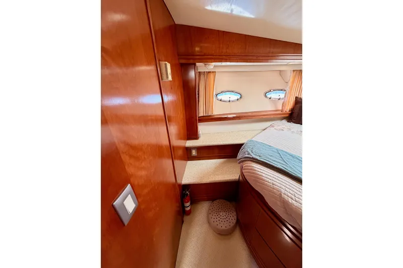 Le Reve Yacht Photos Pics 1999 Carver 530 Voyager Pilothouse interior with wood paneling and porthole windows.