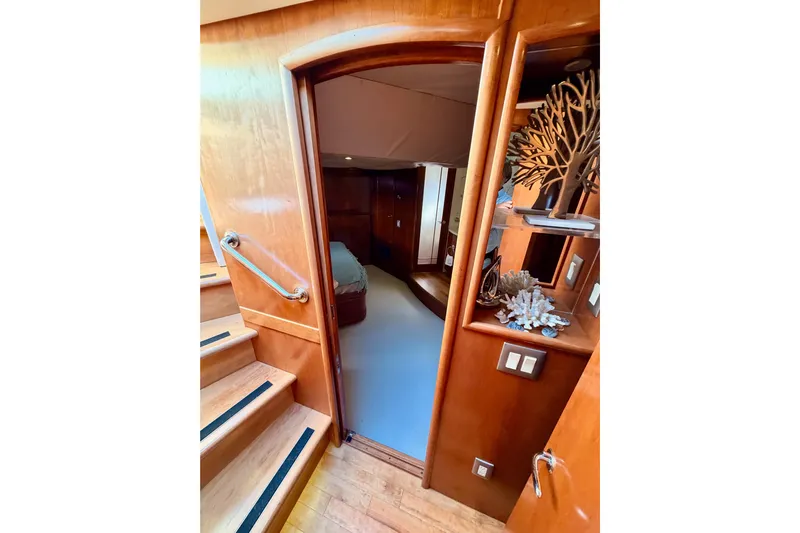 Le Reve Yacht Photos Pics Interior of 1999 Carver 530 Voyager Pilothouse with wooden stairs and decorative shelves.