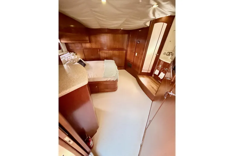 Le Reve Yacht Photos Pics Luxurious interior of 1999 Carver 530 Voyager Pilothouse yacht bedroom.