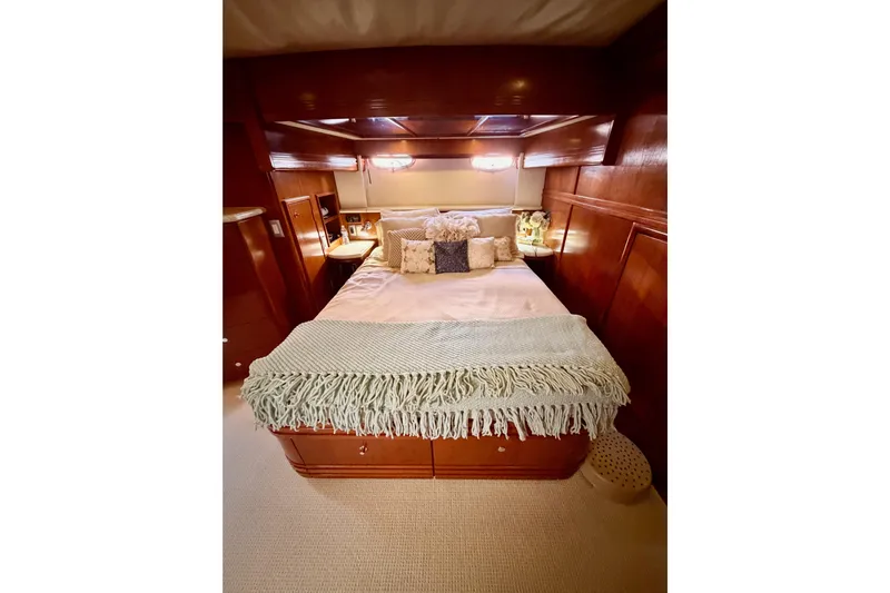 Le Reve Yacht Photos Pics Luxurious bedroom interior of 1999 Carver 530 Voyager Pilothouse yacht with cozy bedding.