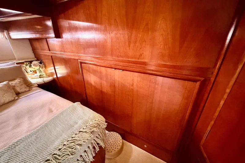 Le Reve Yacht Photos Pics Luxurious wooden interior of 1999 Carver 530 Voyager Pilothouse yacht bedroom.