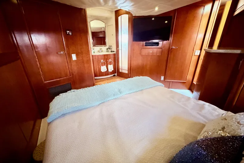 Le Reve Yacht Photos Pics Interior of 1999 Carver 530 Voyager Pilothouse with cozy bedroom and ensuite bathroom.