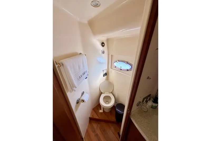 Le Reve Yacht Photos Pics Bathroom interior of 1999 Carver 530 Voyager Pilothouse yacht with porthole window.