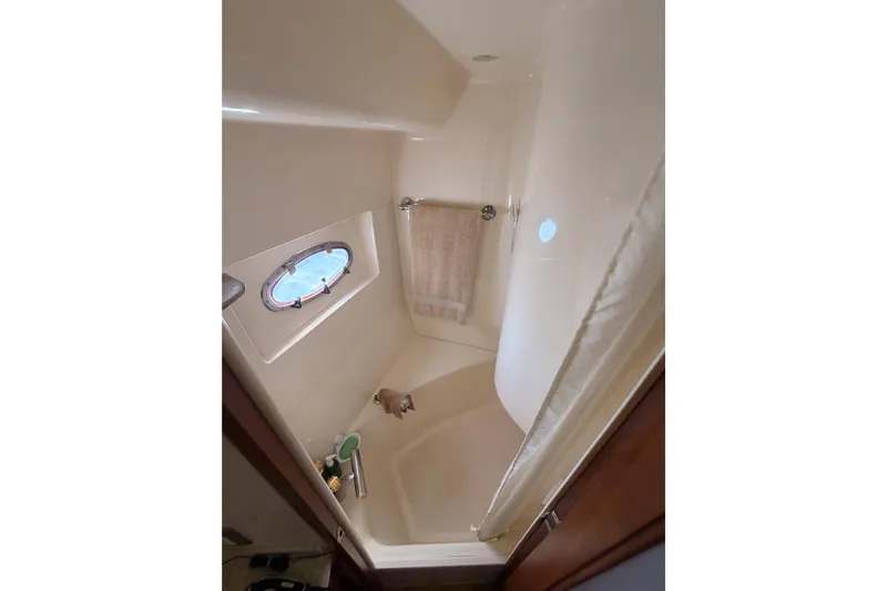 Le Reve Yacht Photos Pics 1999 Carver 530 Voyager Pilothouse bathroom with shower and porthole window.