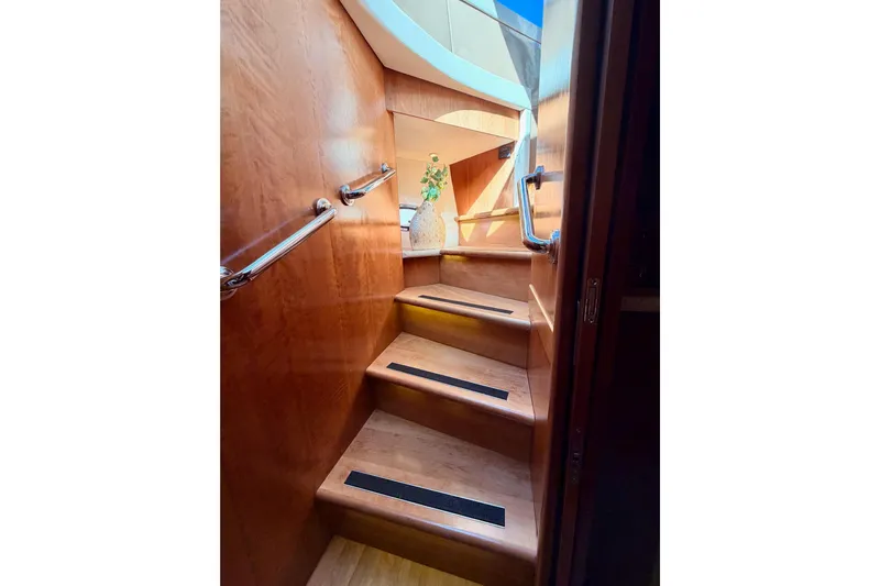 Le Reve Yacht Photos Pics Staircase inside 1999 Carver 530 Voyager Pilothouse with wooden finish and handrails.